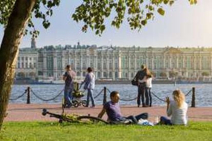 El Palacio de Invierno, que alberga el Museo del Ermitage, visto desde la otra orilla del río Neva, en San Petersburgo.