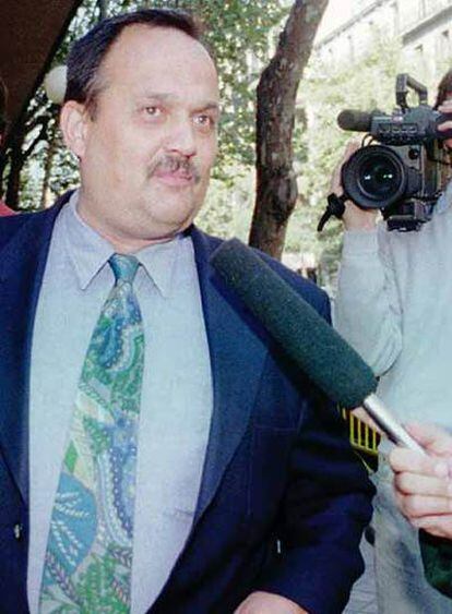 El líder neonazi Gerd Honsik sale de la Audiencia Nacional en 1995.