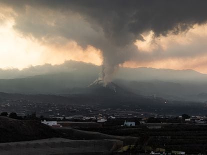 Erupción del volcán de Cumbre Vieja junto a la localidad de los Llanos de Aridane, este martes.
