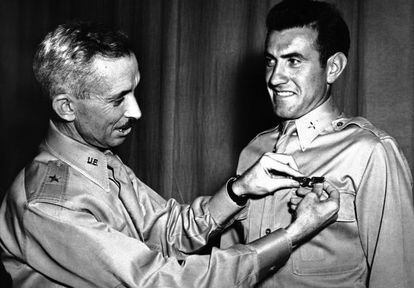 Louis Zamperini (izquierda), recibiendo una condecoraci&oacute;n en agosto de 1943. 