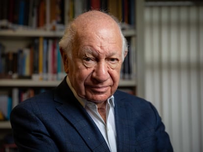 El expresidente de Chile, Ricardo Lagos, posa en la Fundación Democracia y desarrollo, en Santiago, antes de la entrevista con EL PAÍS, el 8 de septiembre de 2022.