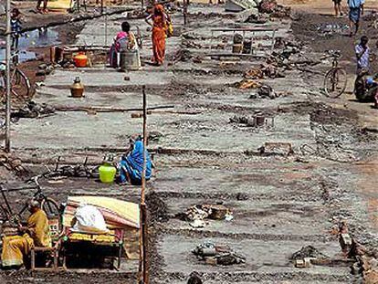Supervivientes del <i>tsunami</i> en la población india de Madrás el pasado miércoles.