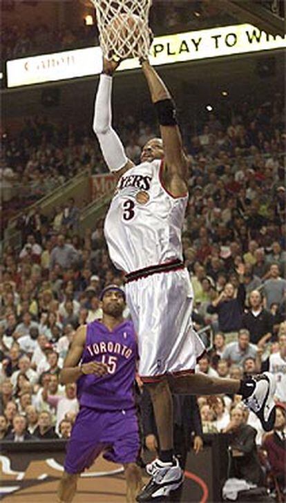 Allen Iverson realiza un mate ante la impotente mirada de Vince Carter en el encuentro disputado en Filadelfia entre los Sixers y los Raptors.