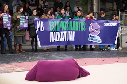 'Performance' reivindicativa de danza contemporánea en las puertas del hospital universitario vitoriano de Txagorritxu, este viernes.
