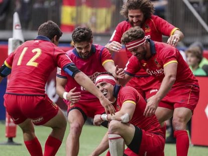 Los jugadores de la selección española de rugby a siete celebran el triunfo sobre Nueva Zelanda en Vancouver. 