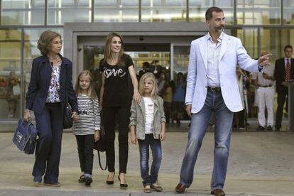 La reina, los pr&iacute;ncipes y las infantas, tras visitar al rey en el hospital.