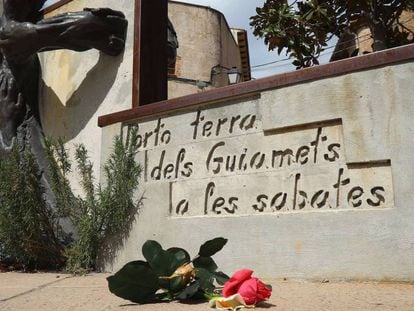 Una rosa al memorial a Neus Català als Guiamets.