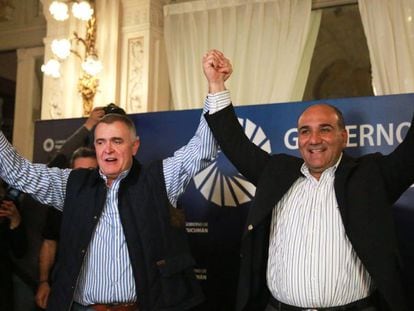 Juan Manzur (dcha) celebra con Osvaldo Jaldo su reelección como gobernador de la provincia de Tucumán.
