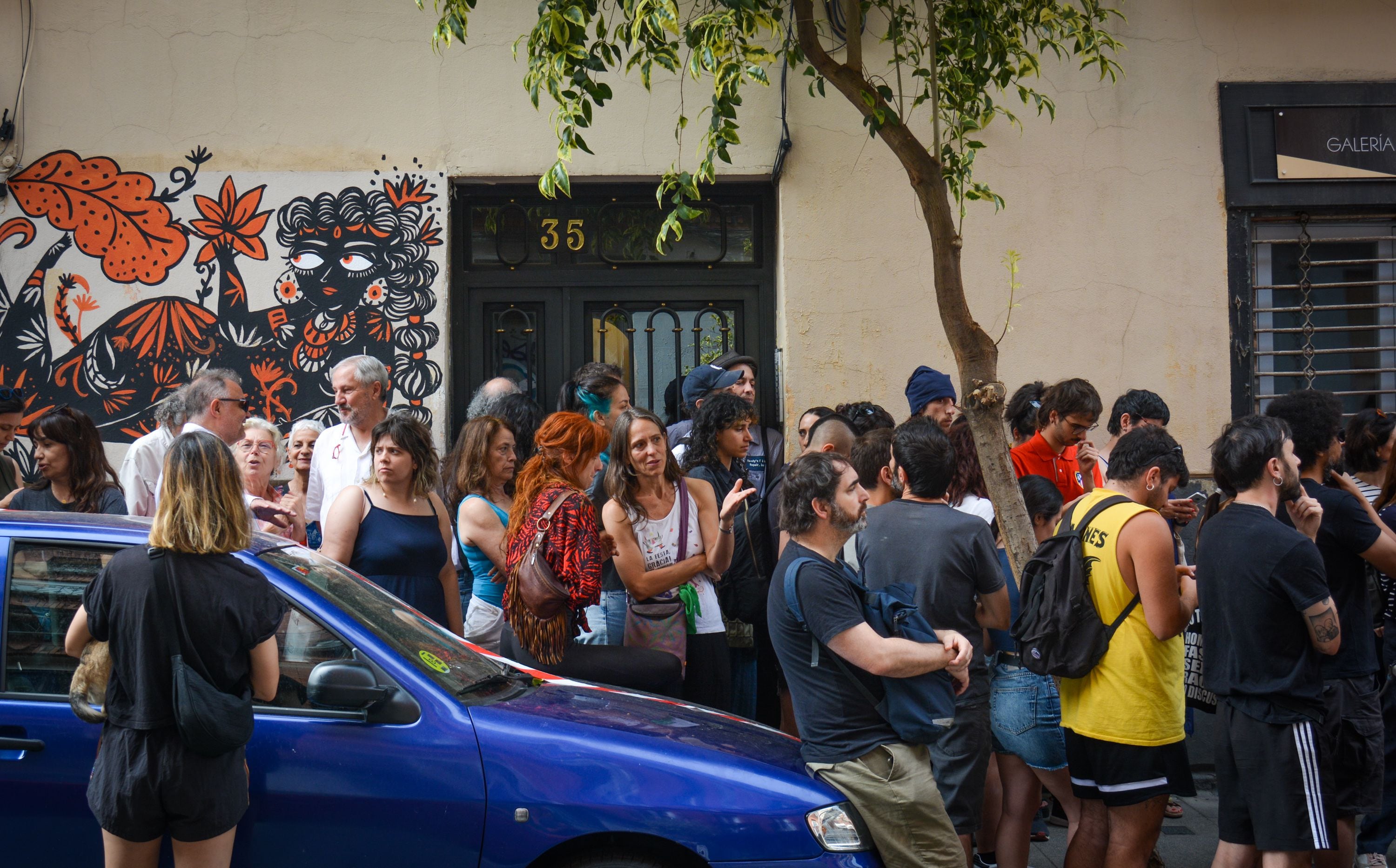 Un grupo de 40 vecinos esperan la ejecución del desahucio en la calle del Doctor Fourquet, en Lavapiés.