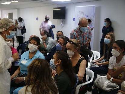 Una enfermera habla con un grupo de pacientes sobre la vacuna contra la covid, en un hospital de Medellín, el miércoles.