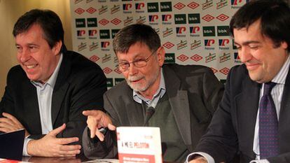 De izquierda a derecha, los periodistas Santiago Segurola y Patxo Unzueta y el presidente del Athletic, Fernando García Macua, durante la presentación de la reedición del libro 'A mí el pelotón'.