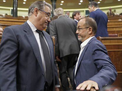 Juan Ignacio Zoido, ministre de l'Interior, es creua amb Carles Campuzano, del PDeCAT.