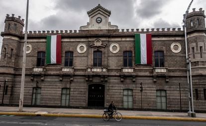 Vista de la fachada principal del Archivo General de la nación ubicado en Ciudad de México.