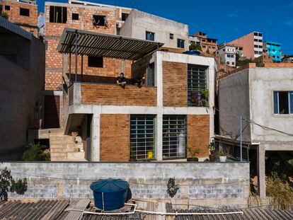 Imagen de la fachada de la 'Casa no cafezal' en Belo Horizonte, Brasil