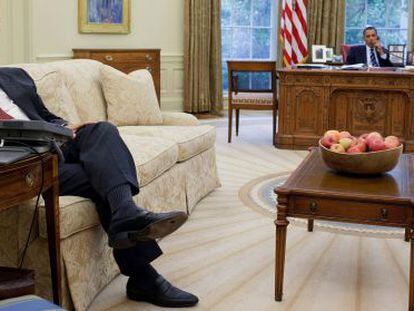 El presidente, Barack Obama al fondo y Larry Summers, en la Casa Blanca.