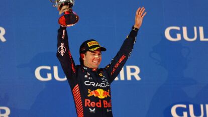 El piloto mexicano Checo Pérez celebra el segundo lugar que obtuvo en el Gran Premio de Baréin.