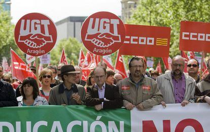 El secretario general de UGT Aragón, Julián Loriz (c), y su homólogo de CCOO, Julián Buey (2d), durante la manifestación que ha recorrido este mediodía las calles de Zaragoza