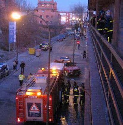 Los bomberos sofocan el incendio en una vivienda de la calle San Timoteo de Madrid.