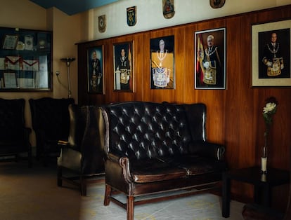 Salón de los pasos perdidos de la sede madrileña de la Gran Logia de España. En los retratos, los cinco grandes maestros que ha tenido la institución desde el renacimiento de la masonería española tras la dictadura franquista.