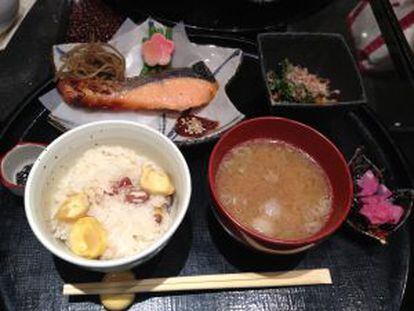 Platos de comida japonesa.