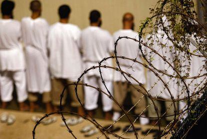 Varios presos rezan en el penal de Guantánamo en octubre de 2009.