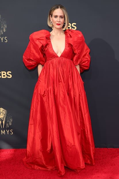 Sarah Paulson eligió uno de los colores de la noche, el rojo, de Carolina Herrerra.