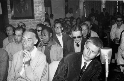 James Baldwin y Hans Magnus Enzensberger (en primer plano, a la derecha), en Formentor, en mayo de 1962.