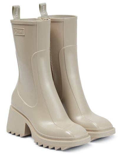 Chloe demuestra cómo una bota de lluvia no tiene por qué dejar de lado la estética más sofisticada. En color camel y con un acabado acharolado, este diseño conjugará a la perfección con faldas y vestidos maxi. 450€.