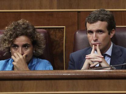 Pablo Casado y Dolors Monserrat, en el pleno de esta miércoles por la mañana.