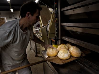 Un panadero horneando pan