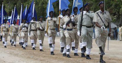 Marcha de la polic&iacute;a somal&iacute; el domingo pasado en Mogadiscio.
