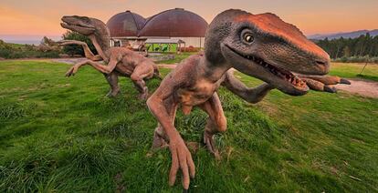 Velocirraptores en el Museo Jurásico de Asturias, en Colunga.