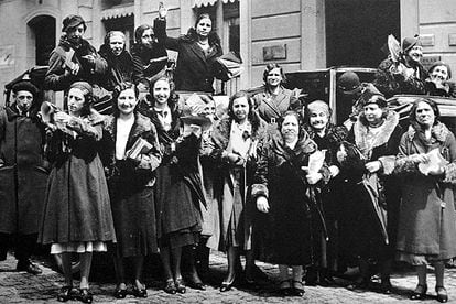 Manifestación de mujeres en favor de sus derechos en la calle de Alcalá, de Madrid, en 1932.