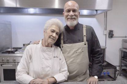 María Elena Lugo Zermeño y Gerardo Vázquez Lugo, del restaurante Nicos, premio a la trayectoria de un establecimiento.