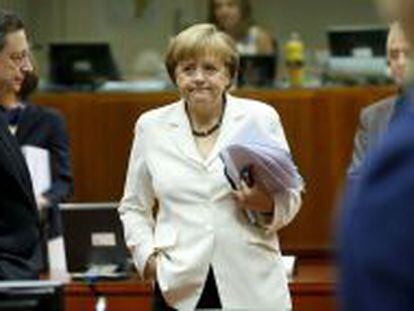 La canciller alemana Angela Merkel, junto al presidente del BCE, Mario Draghi, en una cumbre de jefes de Estado y de Gobierno de la UE.