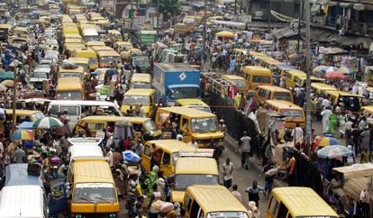 Coches y peatones se entremezclan en Lagos, Nigeria.