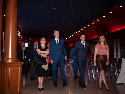 Felipe VI junto a Pepa Bueno, directora de El País;  Joseph Oughourlian, presidente Prisa, y Amanda Mars, directora de CincoDías.