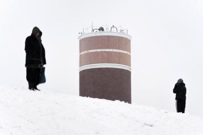 Una torre de comunicaciones y un búnker con núcleo de energía nuclear, conocidos con el nombre en clave 'Cartwheel', oculta en un sitio plano en Fort Reno Park en el vecindario Tenleytown de Washington DC. Cartwheel fue una de una red de torres secretamente construidas durante la Guerra Fría para facilitar las comunicaciones entre la Casa Blanca y otras instalaciones gubernamentales de continuidad, como Raven Rock y Mount Weather, en caso de un desastre nuclear. 