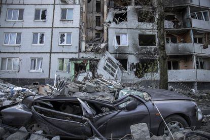 Imagen de la destrucción causada por los ataques rusos en el barrio de Saltivka, en Járkov. Según los militares ucranios, los rusos continúan "bombardeando asentamientos como Járkov, Karasivka, Prudianka y Korobochkine (en el noreste) con sistemas de artillería de cañones y cohetes".
