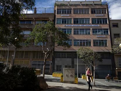 Fachada de la escuela Sant Francesc Xavier, en el barrio del Poble Sec de Barcelona.