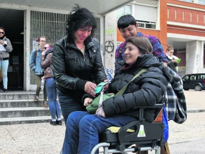 Carmen Berm&uacute;dez, profesora de Historia del Arte en la UCM, a su llegada a la facultad en taxi.