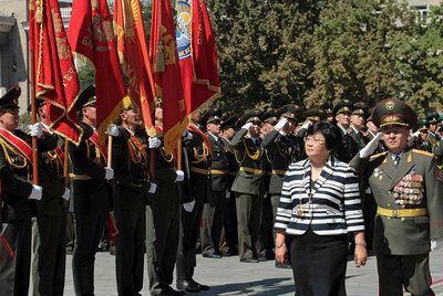 La nueva presidenta kirguís, Rosa Otunbáyeva, pasa revista a la guardia de honor durante la ceremonia de su investidura en Bishkek.