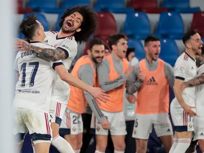 Aridane celebra con Budimir el 0-1 de Osasuna.