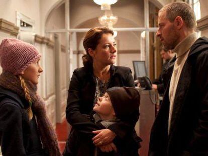 Sidse Babett Knudsen, junto a su familia, en Borgen.