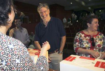 Jos&eacute; Antonio P&eacute;rez Tapias vota en Granada.