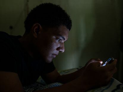 Un joven utiliza su celular en Buenaventura (Colombia).