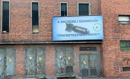 A campanha contra as sanções europeias em um outdoor nos arredores de Budapeste, em 14 de novembro.