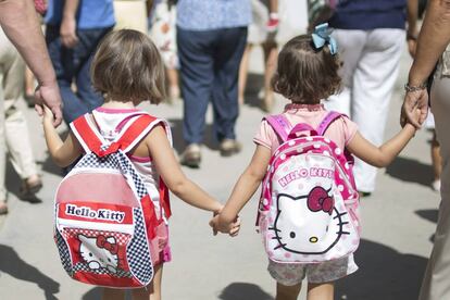 Dos niñas, alumnas del colegio de educación de infantil y primaria, Jacarandá (Sevilla).