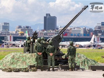 Soldados taiwaneses utilizaban un cañón antiaéreo de 35 milímetros este lunes en Taipéi.