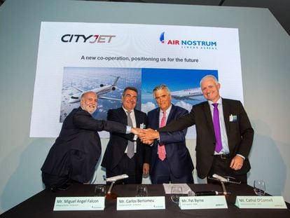 Carlos Bertomeu, de Air Nostrum, segundo por la izquierda, y Pat Byrne, de CityJet, tras alcanzar el acuerdo.